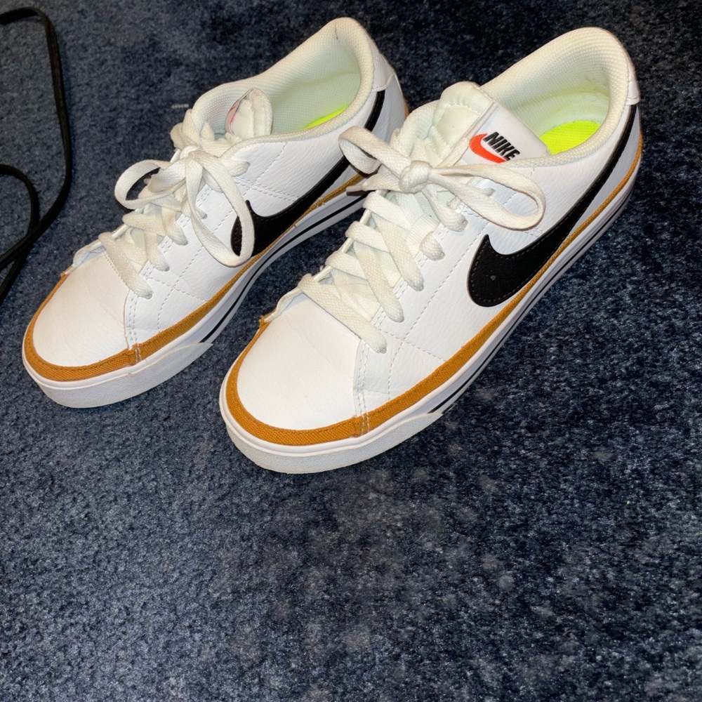Barely worn Nikes!!💕
